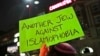 Salah satu plakat yang dibawa demonstran yang dilakukan Harvard Islamic Society di dekat kampus Universitas Harvard di Cambridge, Mass., 7 Maret 2017. (Foto: AP)