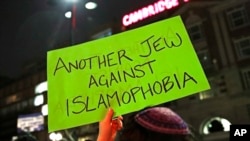 Salah satu plakat yang dibawa demonstran yang dilakukan Harvard Islamic Society di dekat kampus Universitas Harvard di Cambridge, Mass., 7 Maret 2017. (Foto: AP)
