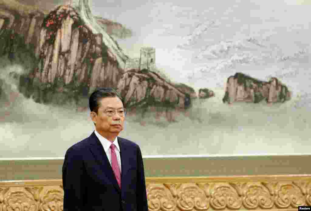 第19届中共中央政治局常委,中纪委书记赵乐际亮相(2017年10月25日)。他曾当过青海和陕西两个省的省委书记,2012年起任中央组织部部长。 他领导或执行的反腐是否会像王岐山那样攻势凌厉?外界拭目以待。