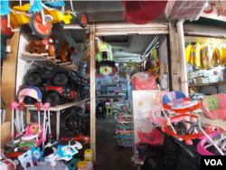 11月24日巴基斯坦白沙瓦卡爾卡諾市場的一家兒童商店展出了來自中國的各種玩具(美國之音/沙基爾)