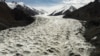 Air mengalir di atas gletser Laohugou No. 12 di pegunungan Qilian, Daerah Otonomi Subei Mongol di provinsi Gansu, China, 27 September 2020. Gambar diambil dengan drone. (REUTERS/Carlos Garcia Rawlins)