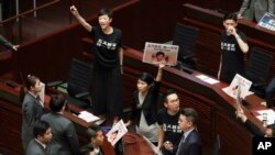 林郑月娥立法会施政报告被抗议声打断