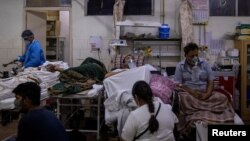 Para pasien COVID-19 dirawat di rumah sakit di New Delhi, di tengah lonjakan kasus harian di India (29/4). 