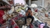Seorang pemuda Palestina saat duduk di reruntuhan rumah yang hancur menyusul serangan militer Israel di kamp pengungsi Rafah, di selatan Jalur Gaza pada 15 Oktober 2023. (Foto: AFP)