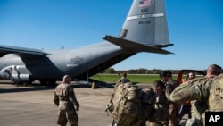 Foto yang diambil 29 Oktober 2018 yang disediakan oleh AU AS ini menunjukkan pengerahan pasukan yang berasal dari Kompi Markas Besar, Brigade Polisi Militer ke-89, Gugus Tugas Griffin bersiap untuk menaiki C-130J Super Hercules dari Little Rock, Arkansas sebagai bentuk dukungan pada Operation Faithful Patriot (foto: Airman 1st Class M. Wockenfuss/U.S. Air Force via AP)