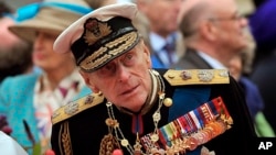Pangeran Philip saat menghadiri Kontes Diamond Jubilee di Sungai Thames di London, 3 Juni 2012. (Foto: dok). Pangeran Philip, suami Ratu Elizabeth meninggal dunia pada usia 99.
