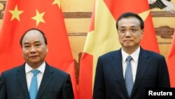 2016年9月12日中国总理李克强（右）和越南总理阮春福在北京出席签字仪式。
