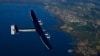 Pilot Jerman Markus Scherdel menerbangkan pesawat tenaga surya Solar Impulse 2 di atas Danau Murten dalam latihan di Payerne, Swiss, September 2014. (Reuters/Denis Balibouse)