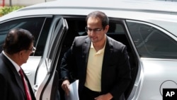 Riza Aziz (kanan) anak tiri mantan PM Malaysia Najib Razak, di kantor badan Anti-Korupsi Malaysia di Putrajaya, Malaysia, 3 Juli 2018. (Foto: dok).