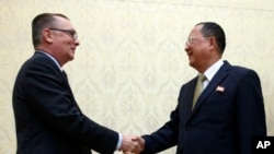 Ministar spoljnih poslova Severne Koreje Ri Jong Ho (desno) i pomoćnik generalnog sekretara UN Džefri Feltman 