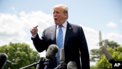Arhiva - Predsednik Donald Tramp razgovara sa novinarima na Južnom travnjaku Bele kuće u Vašingtonu, 14. maja 2019.