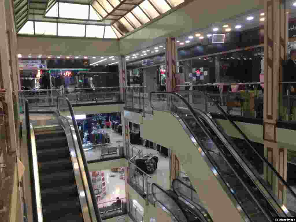 Stores were open in a shopping mall in Baneh, Iran, May 18, 2018, but it was virtually deserted. Local residents blame the lack of business on Tehran’s monthslong blockade of border footpaths, which Baneh shopkeepers have relied upon to import desirable goods from Iraq.