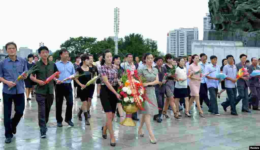 북한 주민들이 광복 72주년을 맞아 김일성·김정일 부자 동상을 헌화하기 위해 평양 만수대 언덕을 찾았다.