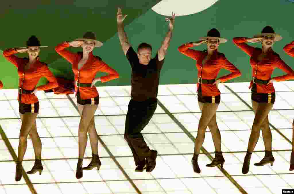 Robin Williams (tengah) menyanyikan lagu yang dinominasikan "Blame Canada" dari film "South Park: Bigger, Longer and Uncut" dalam Academy Awards, 26 Maret 2000.