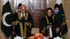 Ketua MA Pakistan Gulzar Ahmed (kiri) memimpin upacara sumpah jabatan Ayesha Malik (kanan) sebagai Hakim Agung di Islamabad, Senin (24/1). 