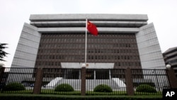 Ilustrasi - Bendera nasional China berkibar di depan Pengadilan Menengah Rakyat No. 1 Shanghai di Shanghai, China.