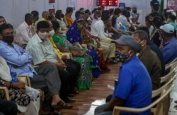 Warga India antre untuk menerima vaksinasi COVID-19 di Mumbai (foto: dok). India masih kekurangan dosis vaksin COVID-19 di tengah tingginya kasus infeksi di sana.
