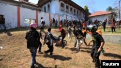 Para pengunjuk rasa di luar gedung DPRD di Kendari, Sulawesi Tenggara, 26 September 2019. (Foto: Antara via Reuters)