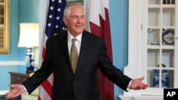 Menteri Luar Negeri Rex Tillerson menjawab pertanyaan seorang wartawan saat pertemuan dengan Menteri Luar Negeri Qatar Sheikh Mohammed bin Abdulrahman Al Thani di Departemen Luar Negeri di Washington, 26 Juli 2017. (Foto:dok)