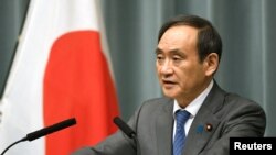 스가 요시히데 일본 관방장관이 지난17일 도쿄 총리 관저에서 북한의 미사일 발사에 관한 정부 입장을 밝히고 있다. (자료사진)