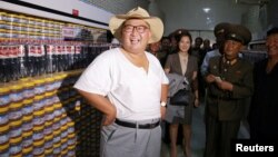 朝鲜官媒朝中社8月7日发布的朝鲜领导人金正恩参观工厂的照片。 