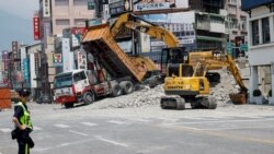 2024年4月4日，工作人員正在台灣花蓮市一個街區應對大地震產生的房屋傾塌。