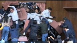 國民黨立法委員試圖闖入台灣立法院時，民進黨立委用椅子擋住入口。 (2024年12月20日)
