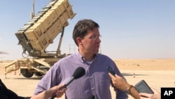 Menteri Pertahanan AS Mark Esper berbicara kepada para wartawan di Pangkalan Udara Prince Sultan di Arab Saudi, 22 Oktober 2019.