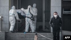 中國湖北省武漢市收治新型冠狀病毒肺炎病人的金銀潭醫院醫務人員在運送一名病人。(2020年1月18日）