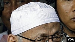 Abu Bakar Ba'asyir diadili atas tuduhan membantu pendanaan, penyerangan kedubes asing dan perencanaan pembunuhan pejabat termasuk SBY.