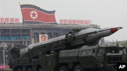 지난 2010년 10월 평양 김일성광장에서 열린 조선노동당 창건 65주년 기념 열병식에 등장한 '무수단' 추정 미사일. (자료사진)