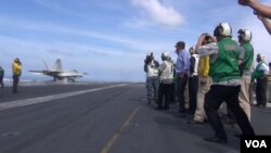 美國國防部部長阿什·卡特（Ash Carter）登上“斯坦尼斯號”航空母艦。