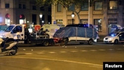 Carrinha removida pela polícia em Ramblas