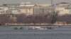 Jefo sekouris yo ozalantou debri avyon ki tonbe nan flev Potomac la tou pre ayeropo nasyonal Ronald Reagan nan Washington, 30 Janvye 2025. 