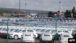 Mobil-mobil Volkswagen di pabrik Volkswagen di kota Villers-Cotterets, Jerman (foto: dok). 