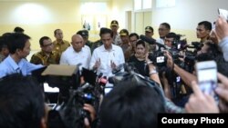 Presiden Joko Widodo memberikan keterangan di Rumah Sakit dr. Zainoel Abidin di Banda Aceh (8/12). (Foto: Biro Pers Kepresidenan)