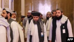 Anggota delegasi Taliban terlihat pada akhir pembicaraan damai antara pemerintah Afghanistan dan Taliban, di Doha, Qatar, 18 Juli 2021. (Foto: AFP)