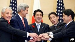 美日外長防長2013年10月3日東京2加2會議時與日本首相合影。