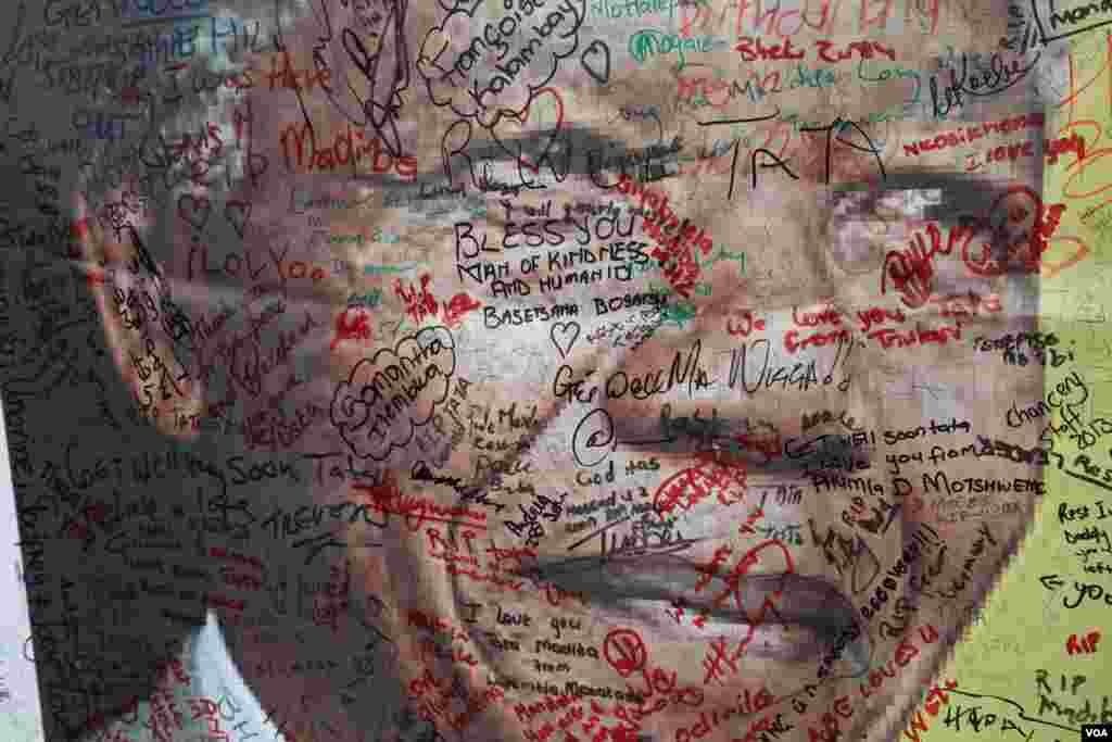 Messages of thanks and sadness are written on a giant poster outside Mandela's home in Soweto, South Africa. (Hannah McNeish for VOA)