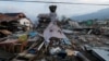 Boneka "Teddy bear" tergantung di dekat properti yang rusak akibat gempa dan tsunami di Palu, Sulawesi Tengah, 10 Oktober 2018. (Foto: dok).