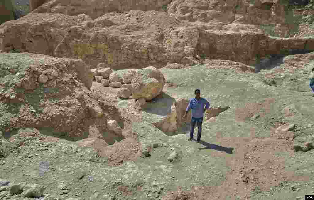 This area contains a deep cut, labeled KV (T), fronted by an oven that once used for clay and pottery burning and other archeological objects. (H. Elrasam/VOA)