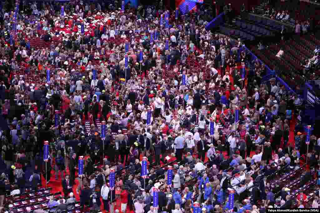 Para delegasi Konvensi Nasional Partai Republik memberikan suara mereka untuk memilih kandidat presiden dalam hari kedua konvensi di Cleveland (19/7).