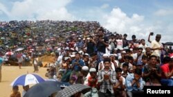 ကုတုပလောင် ဒုက္ခသည်စခန်းတွင် ဆုတောင်းပွဲကျင်းပနေသည့် ရိုဟင်ဂျာဒုက္ခသည်များ။