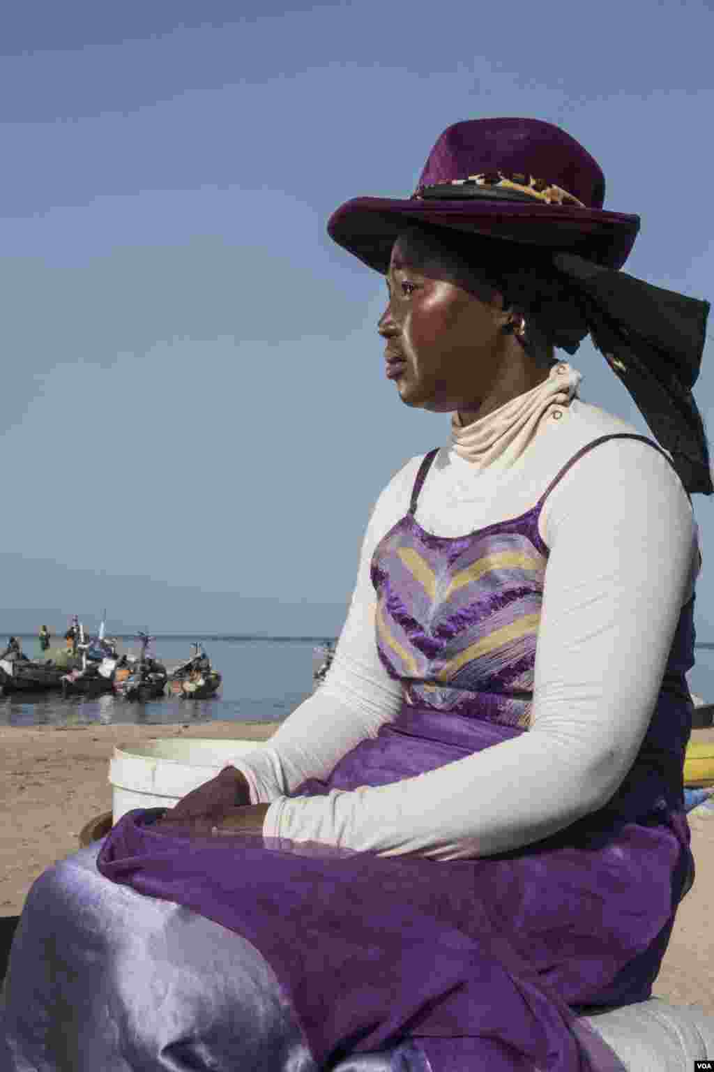 Anne Sene is a “lag-lagal,” which another lag-lagal explained means “someone who buys fish wholesale and then resells them, whether they make money or not.” From sunup to sundown, groups of lag-lagal wade into the water toward the boats, fill their buckets with fish, and then come back to shore to figure out how to sell them. Joal, Senegal, May 30, 2017. (R. Shryock/VOA)