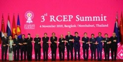 Presiden Joko Widodo (ketiga dari kanan) ketika menghadiri KTT RCEP di Bangkok, Thailand, 4 November 2019 (foto: dok).