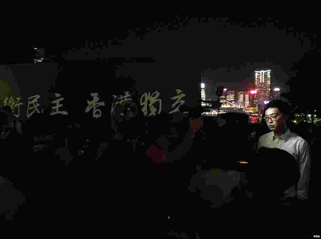集會開始前民族黨陳浩天接受媒體採訪(美國之音海彥拍攝)