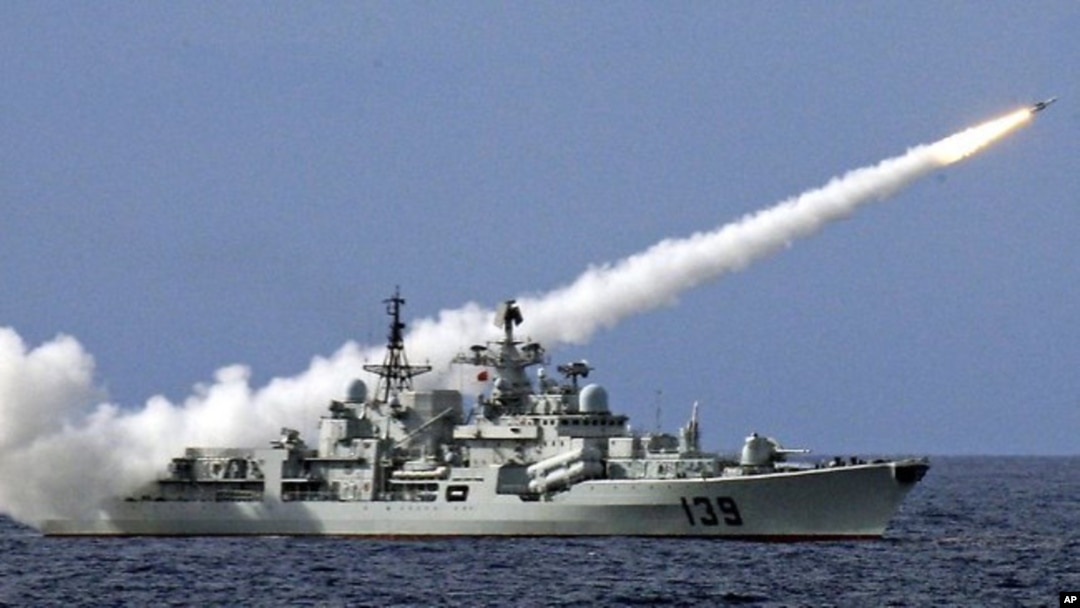 中國軍艦在南中國海舉行軍演時發射導彈（資料圖片）