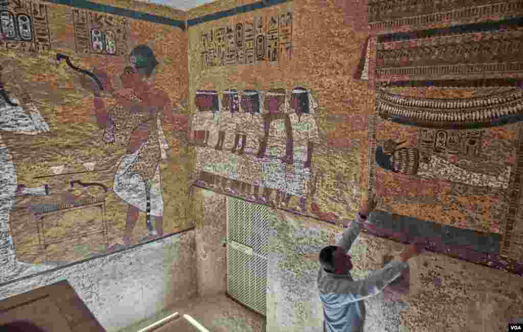 Dr. Mostafa Waziri explains the boy king's funeral and the journey through the underworld (Imy-Dwat) depicted on the murals of his tomb. (H. Elrasam/VOA)