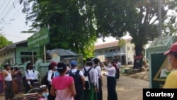 ကိုဗစ်ရောဂါပျံ့နှံ့လာမှုကြောင့် ပိတ်လိုက်ရ သော လက်ပံတန်းမြို့က အထက်တန်းကျောင်းတခု (ဓာတ်ပုံ- courtesy)