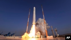 Uji coba peluncuran roket Korea Selatan di Naro Space Center, kota Goheung pada 28 November 2018 (foto: dok). 